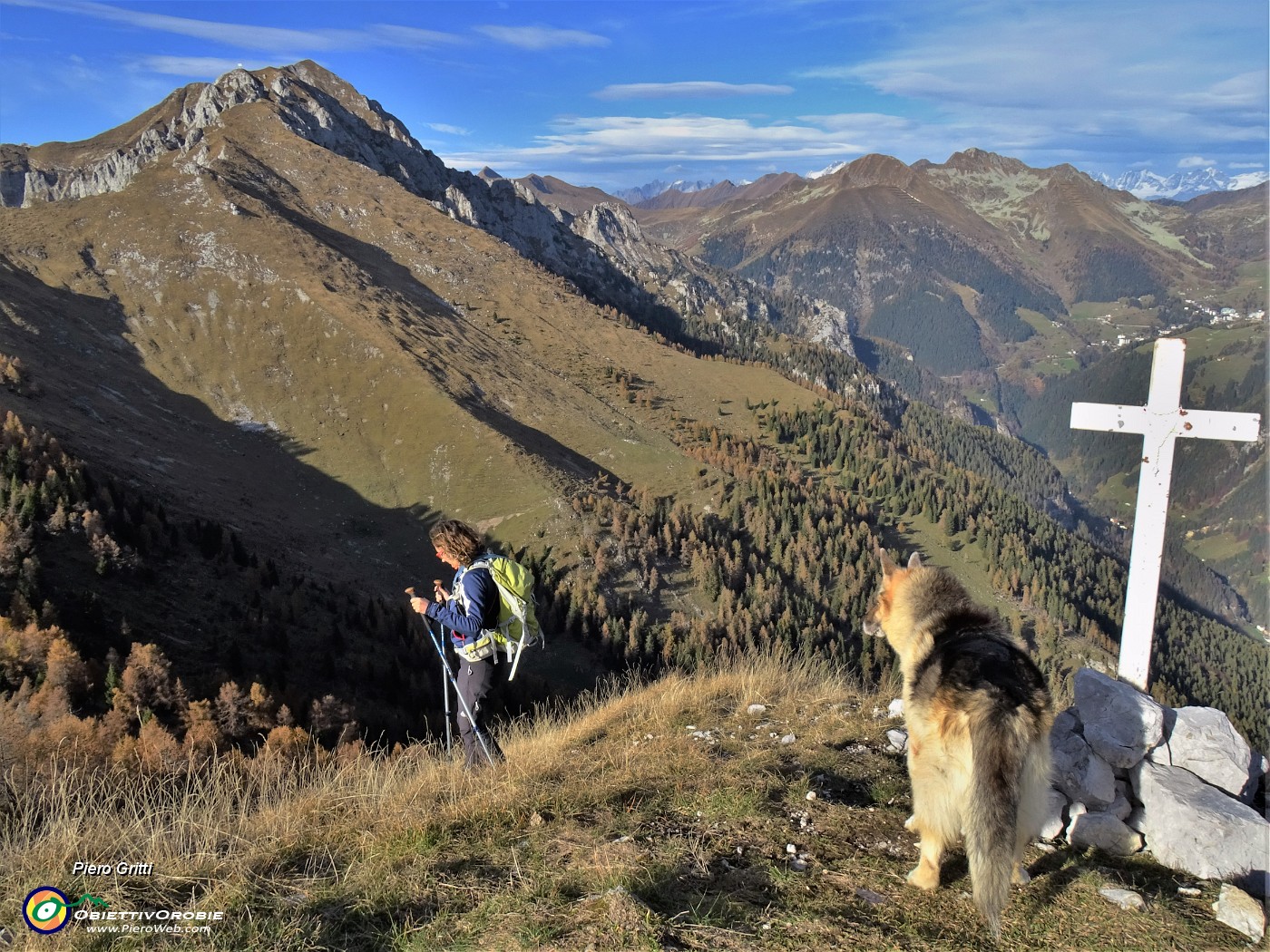 54 In ripida discesa con attenzione dalla vetta del Pizzo Badile  (2044 m) con vista sul Monte Secco  (2293 m) .JPG